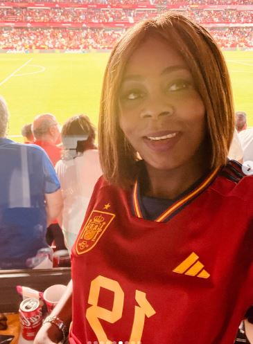 Sheila Ebana in the stadium wearing the jersey of Spain to support her son Lamine Yamal